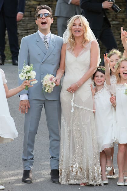 2011. Moss feliz con un vestido etéreo de John Galliano, junto a Jamie Hince en el día de su boda, en Southrop, Inglaterra.