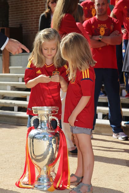 2012. Leonor y Sofía, protagonistas de una audiencia en el Palacio de la Zarzuela con la selección española de fútbol, campeona de la Eurocopa.