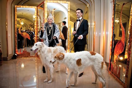 2013, Una noche Art Deco. Gloria César y Gerardo Acevedo pusieron su creatividad en las puestas en escena. Esa noche, incluso, llevaron los dos galgos rusos de Gerardo, Tito y Galo.
