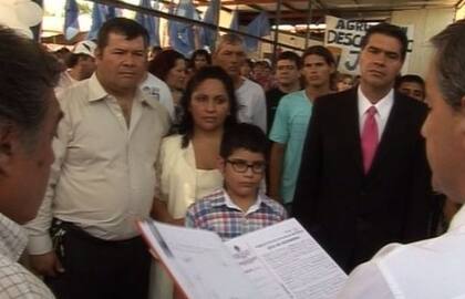 2014: Capitanich hace de padrino de casamiento de Emerenciano Sena y Marcela Acuña; con ellos, César Sena