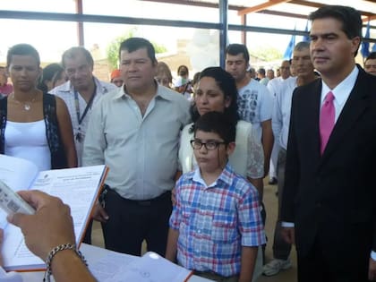 2014: el casamiento de Emerenciano Sena y Marcela Acuña; a su lado César Sena y Jorge Capitanich