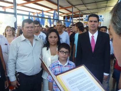 2014: el casamiento de Emerenciano Sena y Marcela Acuña; a su lado César Sena y Jorge Capitanich