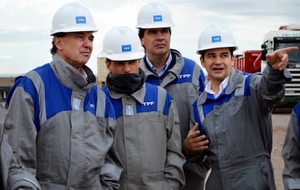 2014. Pichetto, Kicillof y Capitanich, en una recorrida con el entonces presidente de YPF, Galuccio, en Loma Campana