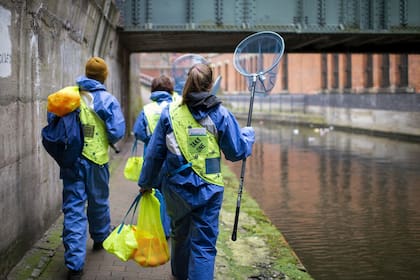 2015-2016 Rough Fish! acción en Manchester que representa un juego, la basura desde una mirada lúdica