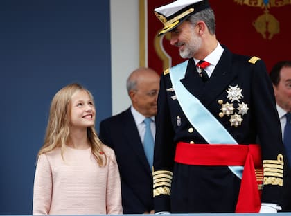 2019. El 12 de octubre, unos días antes de cumplir 14, Leonor presidió junto a sus padres y su hermana Sofía el desfile de las Fuerzas Armadas con motivo de la Fiesta Nacional.