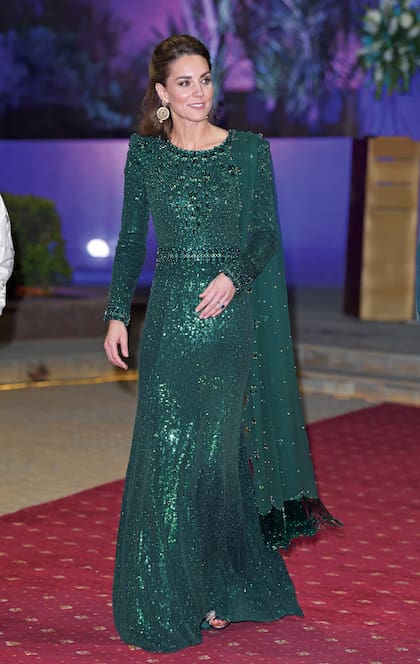 2019, Islamabad. Kate impacta con un vestido con corte similar a un sari de la diseñadora Jenny Packham, una de sus favoritas.