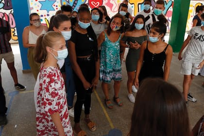 2020. En el verano europeo y en plena pandemia, los Reyes y sus hijas visitaron un centro socioeducativo para jóvenes en las afueras de Palma de Mallorca.