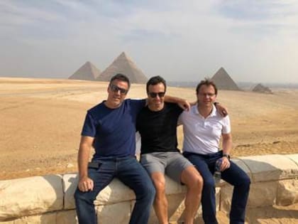 2020. Funda la empresa Aleph Group, que a los pocos meses accede a la elite de unicornios de origen argentino. En la foto, con parte del equipo, en Egipto