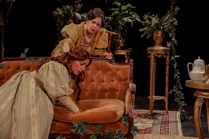 La pasión según Teresa Von Hauptbanhof, con Paloma Contreras y Leonor Manso haciendo, de madre e hija en medio del paisaje alpino en tiempos del Imperio austrohúngaro