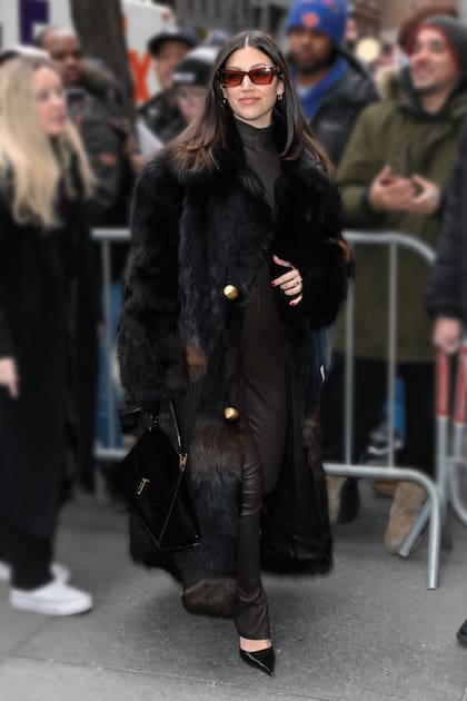 2024. Para asistir al ciclo Today Show en Nueva York, apostó por un
conjunto de cuero color chocolate al más puro estilo Catwoman,
de Ferragamo, que acompañó con un largo abrigo de piel. Para la gira promocional de la película Lift en los Estados Unidos contó con
la colaboración de la estilista Mimi Cuttrell, la misma que viste a Ariana Grande y Gigi Hadid, entre otras famosas.