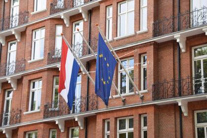 21-01-2021 Las banderas de Países Bajos y la Unión Europea en un edificio oficial POLITICA ECONOMIA BT