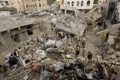 21-09-2015 People gather at the site of a Saudi-led air strike in Yemen's capital Sanaa September 21, 2015. More than 4,500 Yemeni have been killed since the Saudi-led alliance began military operations in March, in what they said was an attempt to stop the Iranian-allied Houthi group from expanding in Yemen and to restore President Abd-Rabbu Mansour Hadi, who had been pushed into exile in Saudi Arabia.  REUTERS/Khaled Abdullah - RTS250X POLITICA ORIENTE PRÓXIMO ASIA YEMEN INTERNACIONAL KHALED ABDULLAH ALI AL MAHDI