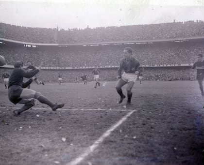 21 de agosto de 1960: Boca 3 vs. San Lorenzo 3; Sanfilippo anota el primer gol del partido ante Antonio Roma