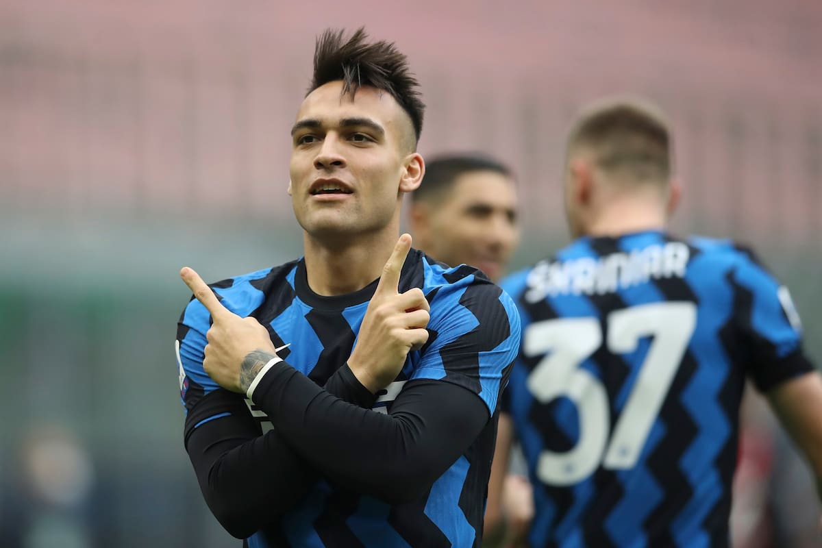 21 de febrero de 2021, Italia, Milán: Lautaro Martínez del Inter de Milán celebra el gol del primer gol de su equipo durante el partido de fútbol de la Serie A italiana entre el AC Milán y el Inter de Milán en el estadio de San Siro.