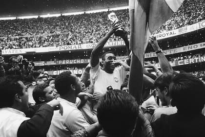 21 de junio 1970, Pelé levanta la copa Jules Rimet luego de la victoria de Brasil 4 a 1 en la final de la Copa del Mundo jugada contra Italia en el estadio Azteca de la ciudad de México.