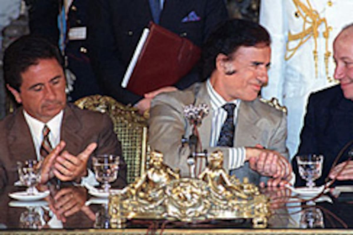 21 de noviembre de 1990. Eduardo Duhalde, Carlos Menem y Roberto Dromi, el día que se anunció la adjudicación de Aerolíneas a la empresa aerocomercial española