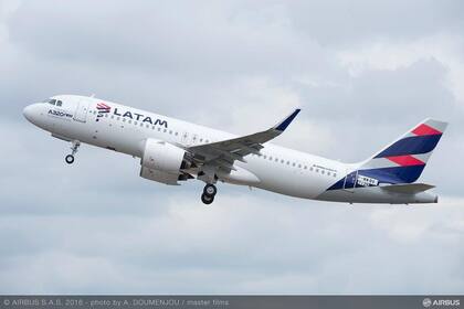 21/02/2023 Avión de Latam Airlines ECONOMIA LATAM AIRLINES