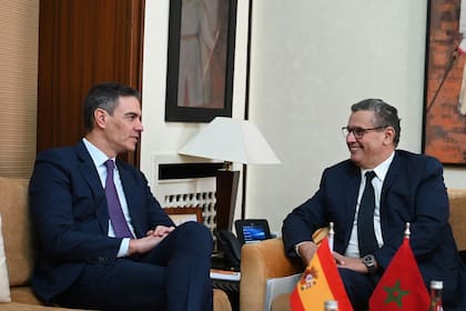 21/02/2024 El presidente del Gobierno español, Pedro Sánchez (i), se reúne con el presidente del Ejecutivo marroquí, Aziz Ajanuch (d), en su primer viaje oficial de esta legislatura a Marruecos, a 21 de febrero de 2024, en Rabat (Marruecos). El viaje de Sánchez se produce más de un año después de la Reunión de Alto Nivel (RAN) con Marruecos, que sirvió para consolidar la nueva etapa en la relación iniciada tras el respaldo al plan de autonomía marroquí para el Sáhara en marzo de 2022. Se espera que incluya un encuentro con el rey Mohamed VI dado que había una invitación pendiente por parte del monarca alauí. POLITICA Moncloa