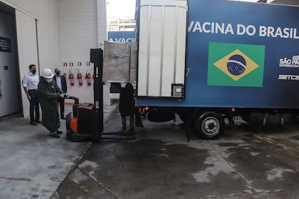 El gobernador de Sao Paulo, Joao Doria), observa a trabajadores cargando un vehículo con dosis de la vacuna CoronaVac desarrollada por el laboratorio chino Sinovac en la planta del Instituto Butantan