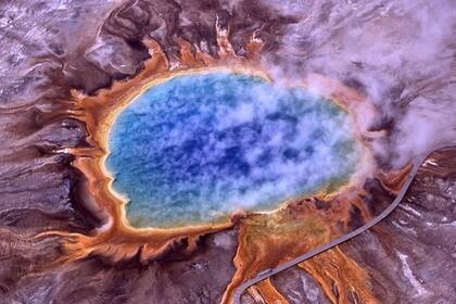 21/03/2018 Evidencias de una corriente profunda de magma debajo de Yellowstone. La última súper erupción del volcán Yellowstone, que ocurrió hace 631.000 años, no fue una gran explosión, sino una serie de erupciones o múltiples respiraderos que arrojaron material en rápida sucesión. POLITICA SOCIEDAD JIM PEACO, NATIONAL PARK SERVICE