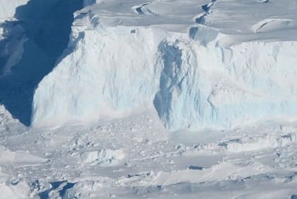 21/05/2024 Un equipo dirigido por glaciólogos de UC Irvine utilizó datos de radar satelital para reconstruir el impacto del agua cálida del océano que surgió en una zona de tierra que se extiende varios kilómetros debajo del glaciar Thwaites en la Antártida Occident POLITICA INVESTIGACIÓN Y TECNOLOGÍA NASA