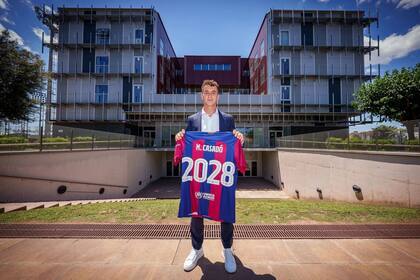 21/06/2024 El jugador del FC Barcelona Marc Casadó, delante de la Masia blaugrana, tras renovar hasta 2028. El centrocampista, que ya ha debutado con el primer equipo, es una de las perlas de la Masia DEPORTES VÍCTOR SALGADO/FCB
