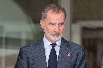 21/06/2024 El Rey, "conmocionado por el terrible ataque" a Trump, expresa su "más enérgica condena" . El Rey Felipe VI se ha mostrado "conmocionado por el terrible ataque" sufrido este sábado por Donald Trump durante un acto electoral en Pensilvania, y le ha trasladado, junto a la Reina Letizia, su "solidaridad y alivio" al conocer que las heridas sufridas no revisten gravedad. POLITICA EUROPA ESPAÑA SOCIEDAD ALBERTO ORTEGA / EUROPA PRESS