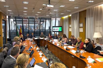 21/07/2023 Consejo rector del IAAP.. Un "innovador" proyecto ideado por el Instituto Andaluz de Administración Pública (IAAP) para crear pequeños videotutoriales certificados que expliquen cómo realizar trámites complejos ha sido galardonado en la última edición de los Premios NovaGob Excelencia. Estos galardones reconocen experiencias pioneras desarrolladas por administraciones públicas de Iberoamérica para mejorar la gestión y el servicio a la ciudadanía. ESPAÑA EUROPA ANDALUCÍA SOCIEDAD JUNTA DE ANDALUCÍA