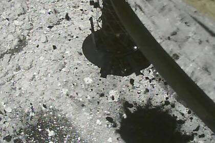 21/10/2022 Toma de muestras de Ryugu.  Muestras traidas del asteroide Ryugu por la misión japonesa Hayabusa 2 sugieren que tanto este objeto como uno de los más raros grupos de meteoritos se originan en la misma región del espacio.  POLITICA INVESTIGACIÓN Y TECNOLOGÍA JAXA