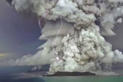 21/11/2023 Erupción del volcán Hunga Tonga-Hunga Ha'apai en el Pacífico Sur el 14 de enero de 2022, un día antes de la columna de erupción más grande que afectaría significativamente la composición estratosférica. POLITICA INVESTIGACIÓN Y TECNOLOGÍA TONGA GEOLOGICAL SERVICES,