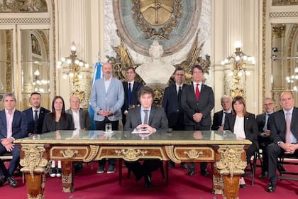 Javier Milei y sus ministros, durante el anuncio del decreto 70/23