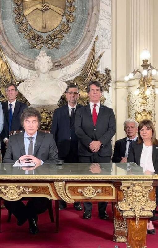 Javier Milei durante el anuncio del decreto, con Sturzenegger y todo el gabinete detrás