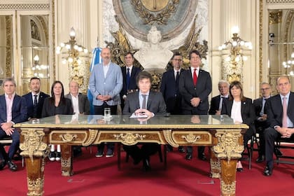 Javier Milei, al anunciar el decreto de necesidad y urgencia, junto a su gabinete