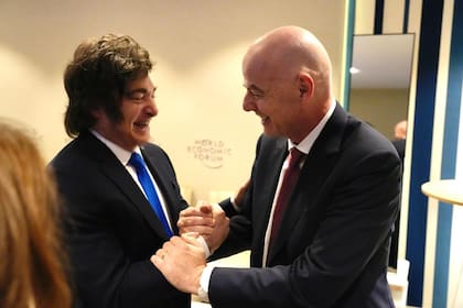 22 01 26
Davos, Suiza.
Karina y Javier Milei con Gianni Infantino