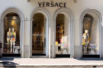 22-04-2019 April 19, 2019 - Milan, Italy: Versace store front. Mid season and summer fashion trend on the shop windows of the Milan fashion district. The Golden quadrilateral, including via Montenapoleone and Via Spiga, is ranked as the sixth most expensive shopping street in the world. Milan is recognized as one of the most important fashion capitals of the world and the main sartorial hub of the country. (Piero Oliosi/Contacto) POLITICA INTERNACIONAL Piero Oliosi