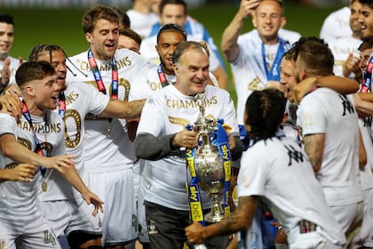 22 de julio, un día inolvidable para Leeds y Bielsa: los festejos con la copa de la Championship y el plantel