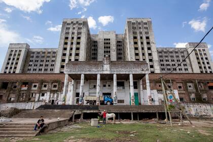 22 de noviembre, 2017 – Antes de que comience las obras para la demolición del hospital, vecinos utilizaban el espacio para actividades diarias.