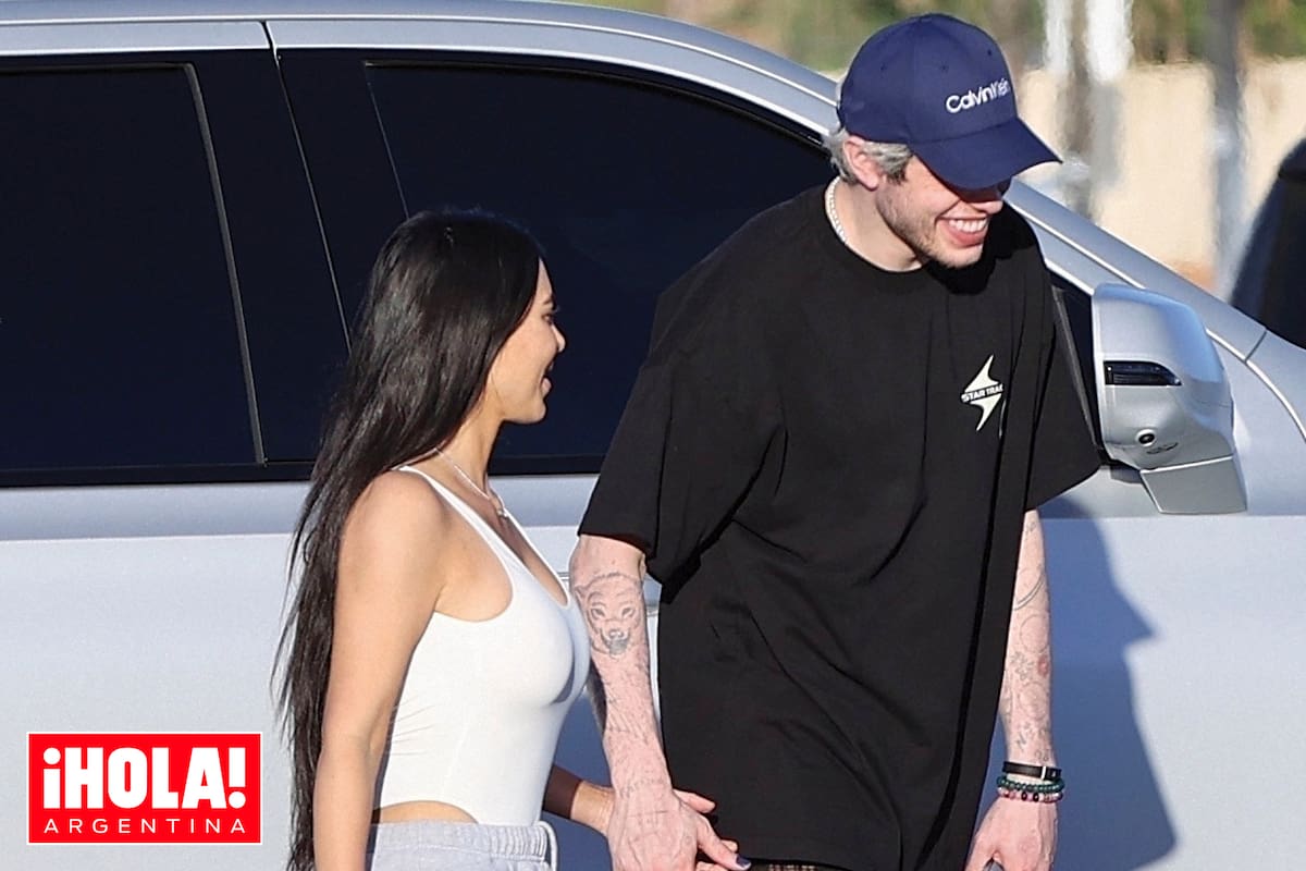 22 de noviembre. Kim y Pete salen de la mansión de Kris Jenner, tomados de la mano.