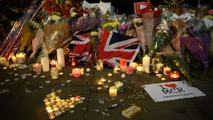 22 personas murieron, incluyendo niños, y más de 100 resultaron heridas en la explosión que ocurrió en el Manchester Arena al final de un recital de Ariana Grande, en 2017.