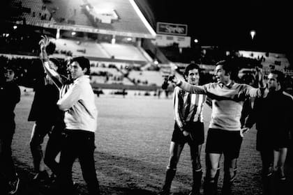 20) Se concreta el valioso triunfo como visitante; fue 1 a 0 en el Monumental y empiezan los festejos con Verón y Errea; el equipo tenía un pie en la final