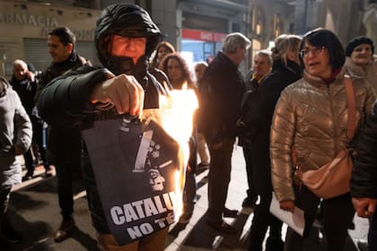 22/01/2024 Unas 60 personas se concentran contra la visita de la Reina Letizia de este martes en Lleida. Unas 60 personas se han concentrado este lunes desde las 21.00 horas en la plaza de la Paeria de Lleida contra la visita que la Reina Letizia realizará este martes a la ciudad. ECONOMIA MARC CARNICÉ - EUROPA PRESS