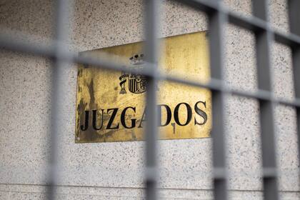 22/03/2024 Cartel de los juzgados donde han venido los dos detenidos de la RFEF a su llegada al Juzgado de Primera Instancia e Instrucción Número 4 de Majadahonda, a 22 de marzo de 2024, en Majadahonda, Madrid (España). Dos de los detenidos por presunta corrupción en la Real Federación Española de Fútbol (RFEF) en la etapa de Luis Rubiales pasan hoy, 22 de marzo, a disposición judicial y otros cinco quedan en libertad tras ser llevados a dependencias policiales de la Guardia Civil en Madrid. Las detenciones tuvieron lugar el pasado miércoles, 20 de marzo, debido a las presuntas irregularidades en los contratos para jugar la Supercopa de España en Arabia Saudí. POLITICA Alejandro Martínez Vélez - Europa Press