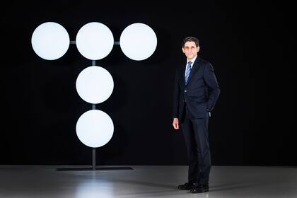 22/04/2021 El presidente de Telefónica, José María Álvarez-Pallete, posa junto al nuevo logo. ECONOMIA MAXIMO GARCIA DE LA PAZ