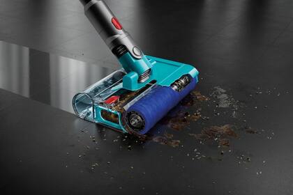 22/05/2023 El cabezal de rodillo húmedo Dyson Submarine de la aspiradora V15s Detect Submarine. Dyson ha presentado este martes cinco nuevos productos para la limpieza del hogar que aúnan automatización, 'software' avanzado e inteligencia, entre los que se encuentran la primera aspiradora húmeda de la marca. POLITICA INVESTIGACIÓN Y TECNOLOGÍA DYSON