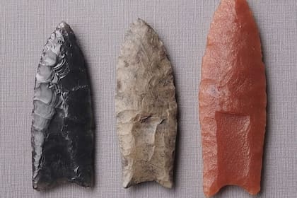 22/08/2024 Las puntas de Clovis se distinguen por su cicatriz en forma de flauta o canal cerca de la base, como se muestra en estas réplicas.. Arqueólogos de Berkeley han determinado que los primeros humanos cazaban grandes animales como los mamuts no arrojando sus lanzas con puntas de piedra, sino usándolas como picas para empalarlos. POLITICA INVESTIGACIÓN Y TECNOLOGÍA SCOTT BYRAM