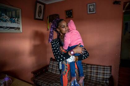 23-09-2021 Una mujer sudafricana con su bebé en brazos. POLITICA © UNICEF/UN0557201/SCHERMBRUCKE