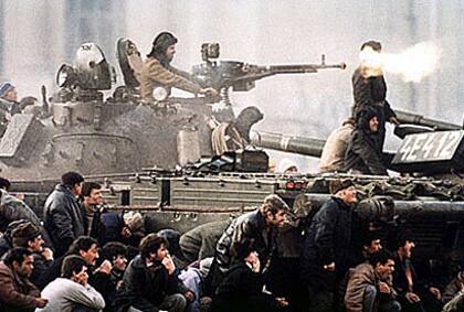 23 de diciembre de 1989: tropas leales defienden a Ceausescu en las calles de Bucarest mientras la población civil trata de protegerse del fuego cruzado