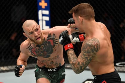 23 de enero de 2021; Abu Dhabi, Emiratos Arabes Unidos; Conor McGregor de Irlanda frente a Dustin Poirier en una pelea de peso ligero durante el evento UFC 257 dentro de Etihad Arena en UFC Fight Island.