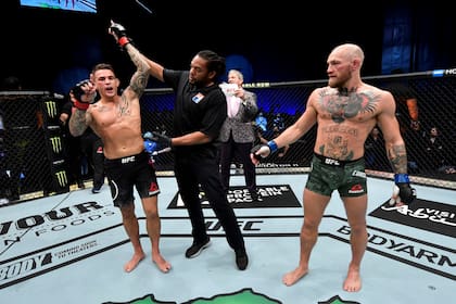 23 de enero de 2021; Abu Dhabi, Emiratos Arabes Unidos; Conor McGregor de Irlanda frente a Dustin Poirier en una pelea de peso ligero durante el evento UFC 257 dentro de Etihad Arena en UFC Fight Island.