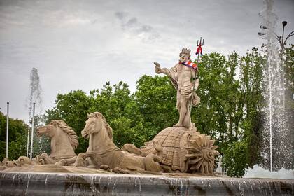 23/05/2021 La estatua de la fuente de Neptuno, con una bufanda del Atlético de Madrid, a 23 de mayo de 2021, en Madrid (España). Esta bufanda en la estatua de Neptuno es resultado de las celebraciones, durante la noche de este sábado, por la victoria del club rojiblanco en la Copa de la Liga de fútbol. POLITICA Jesús Hellín - Europa Press